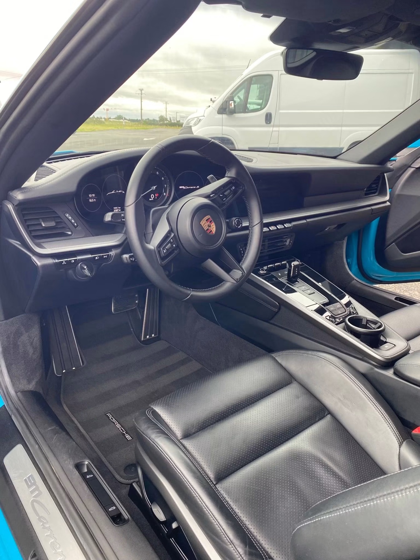 Intérieur cuir d'une Porsche 911 après nettoyage