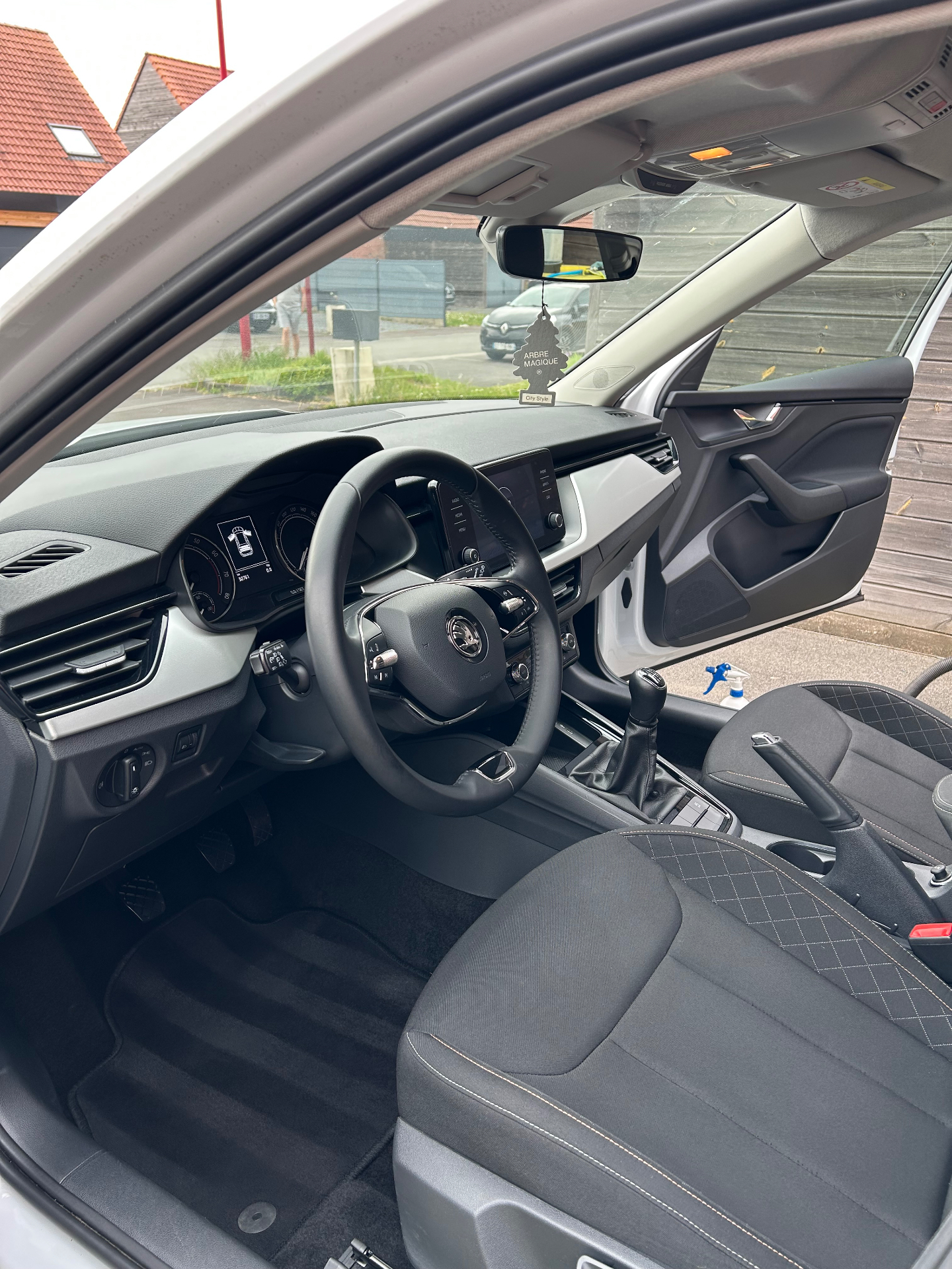Intérieur d'un Skoda après nettoyage complet
